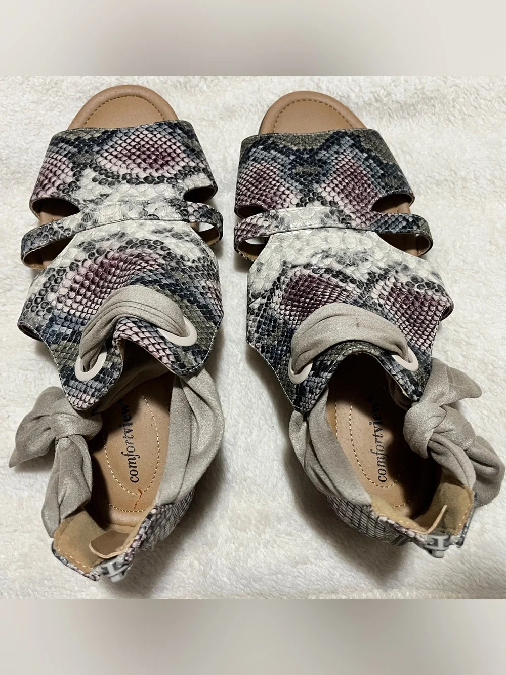 COMFORTVIEW ANNIKA SHOOTIE. Women's Snakeskin Sandals Suede-like Tie Detail